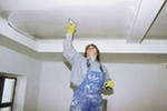 Процесс оклеивания плиткой потолка